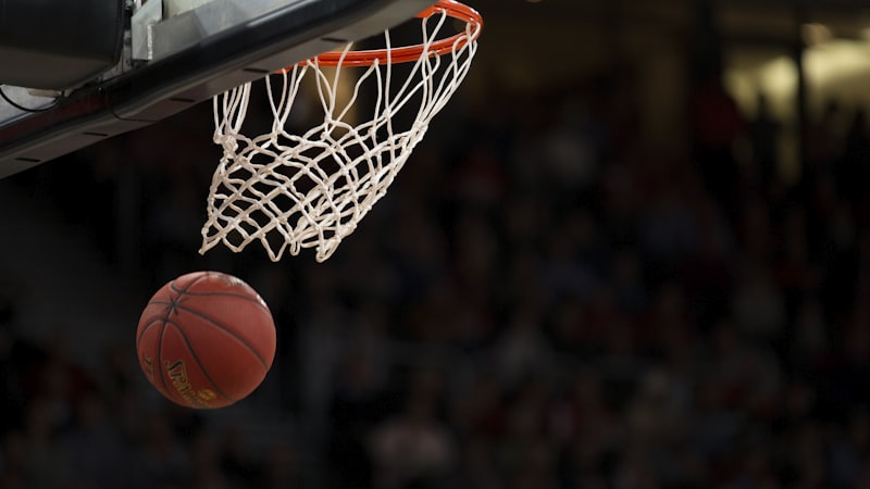 NBA总决赛湖人队与凯尔特人队激烈比赛瞬间